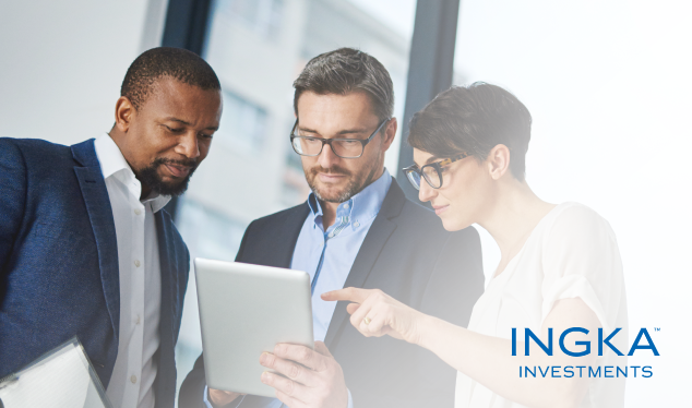 Três profissionais analisam informações num tablet num ambiente corporativo moderno, representando colaboração, tomada de decisões estratégicas e inovação empresarial. Logótipo "INGKA Investments" visível no canto da imagem.