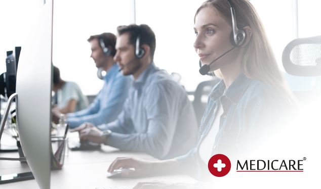 rofissionais de atendimento ao cliente usando headsets e computadores num ambiente moderno de contact center, representando suporte digital eficiente e experiência personalizada. Logótipo "MEDICARE" visível no canto da imagem.