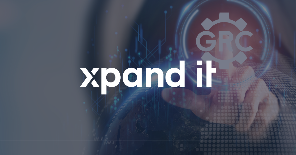 Representação digital do conceito de GRC (Governança, Risco e Conformidade) com uma interface tecnológica e uma mão a interagir com o holograma. O logo Xpand IT está no centro da imagem.
