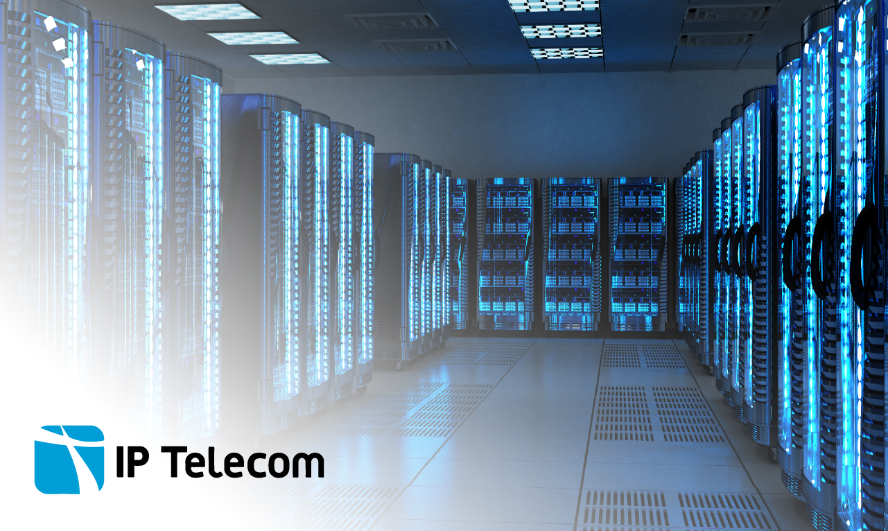 Vista de um centro de dados moderno com múltiplos servidores iluminados a azul. O logótipo da IP Telecom transmite inovação, infraestrutura robusta e excelência em serviços de telecomunicações.