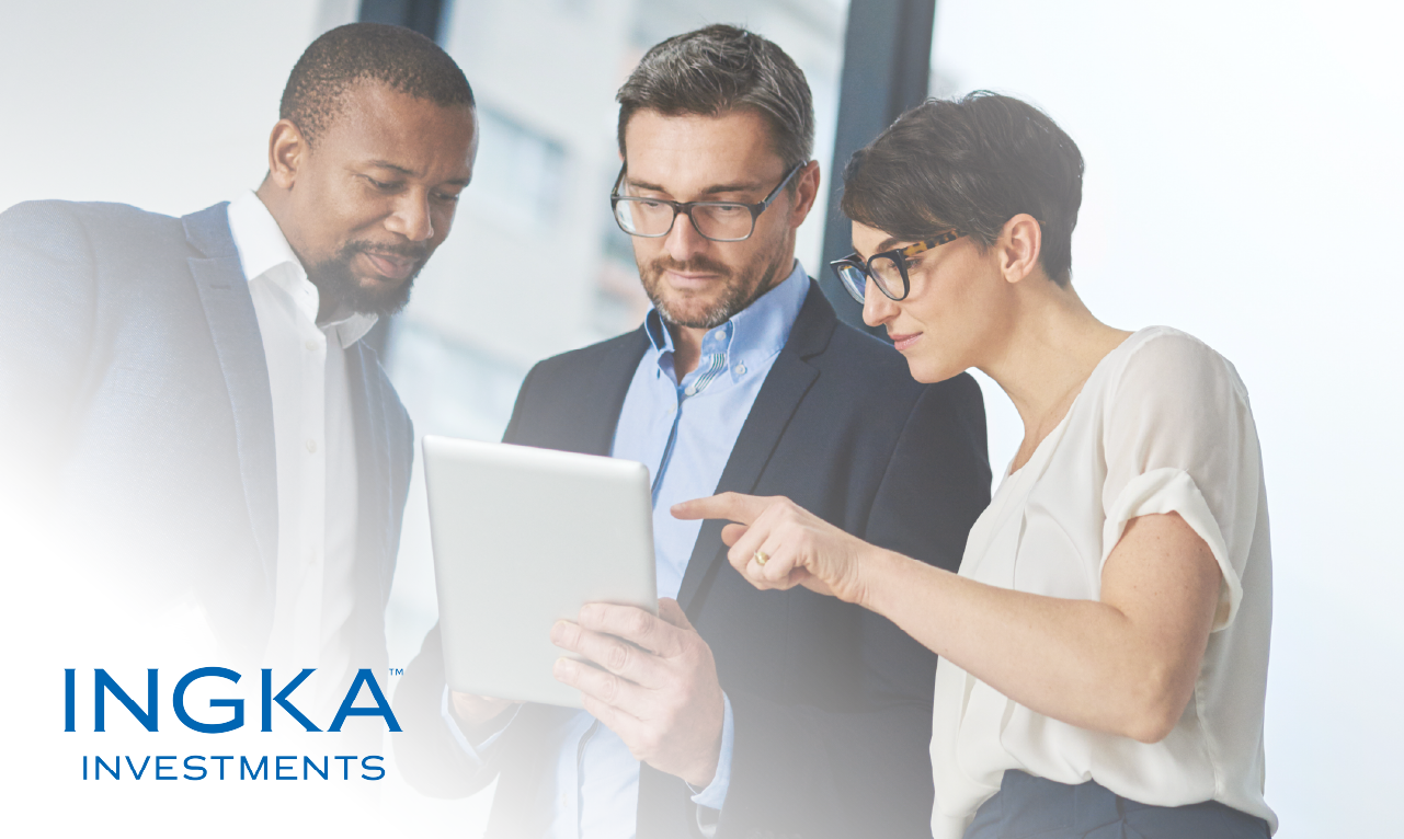 Três profissionais a analisar informação num tablet, com o logótipo da Ingka Investments visível. A imagem transmite colaboração estratégica, inovação digital e sucesso empresarial.