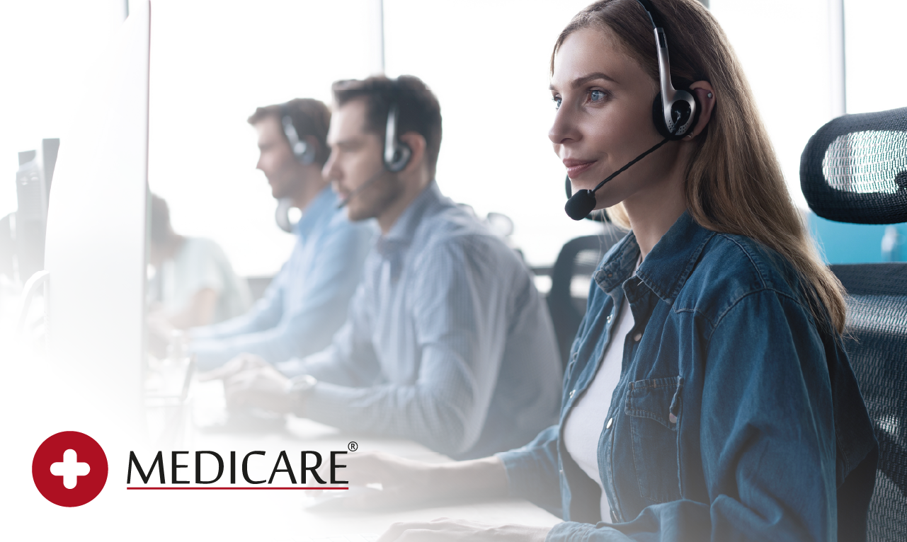 Profissionais de apoio ao cliente com auscultadores, a trabalhar num ambiente de call center moderno. O logótipo da Medicare destaca o foco em soluções eficientes e experiência de cliente de excelência.