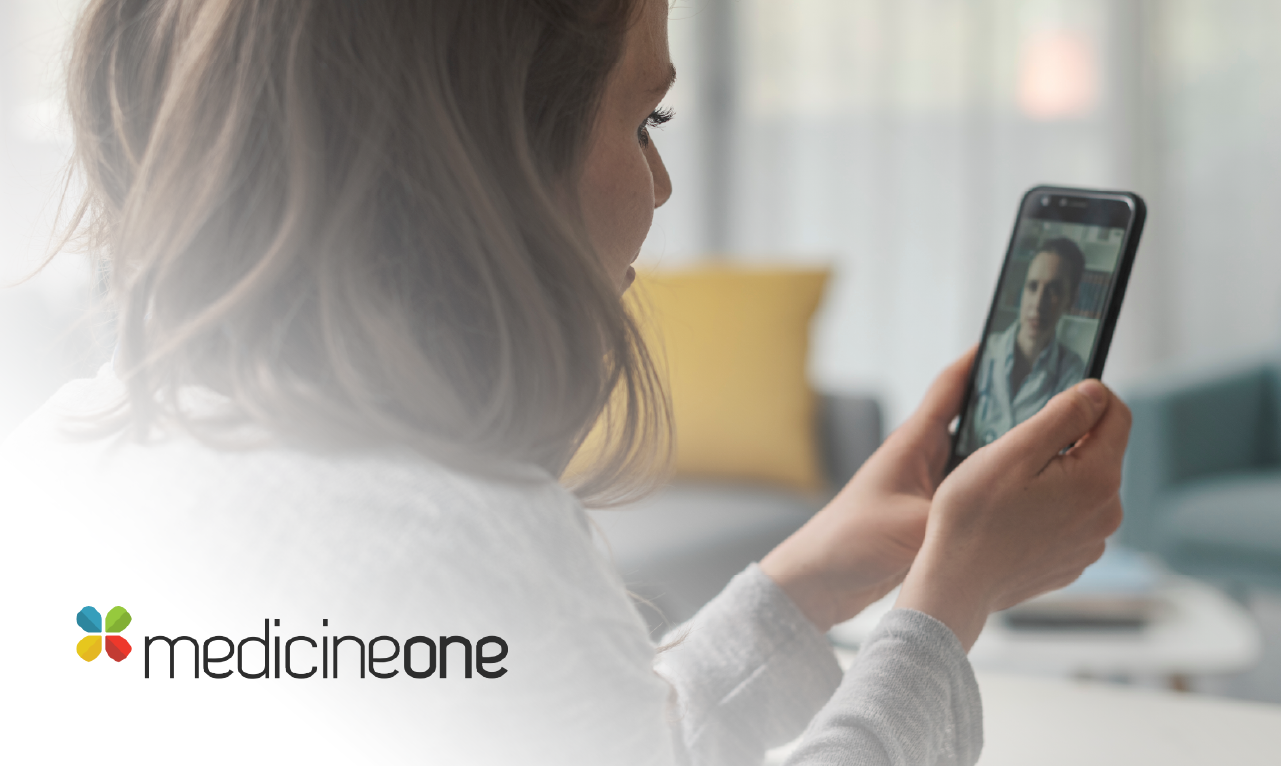Mulher em consulta médica por videochamada, com o logótipo da MedicineOne. A imagem reflete inovação digital na saúde, com foco em proximidade, acessibilidade e telemedicina.