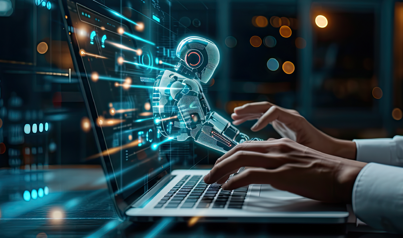 Mãos a interagir com um portátil, enquanto uma interface holográfica futurista com um robô digital se projeta do ecrã. O ambiente escuro e os elementos gráficos destacam o tema da inteligência artificial aplicada ao trabalho.