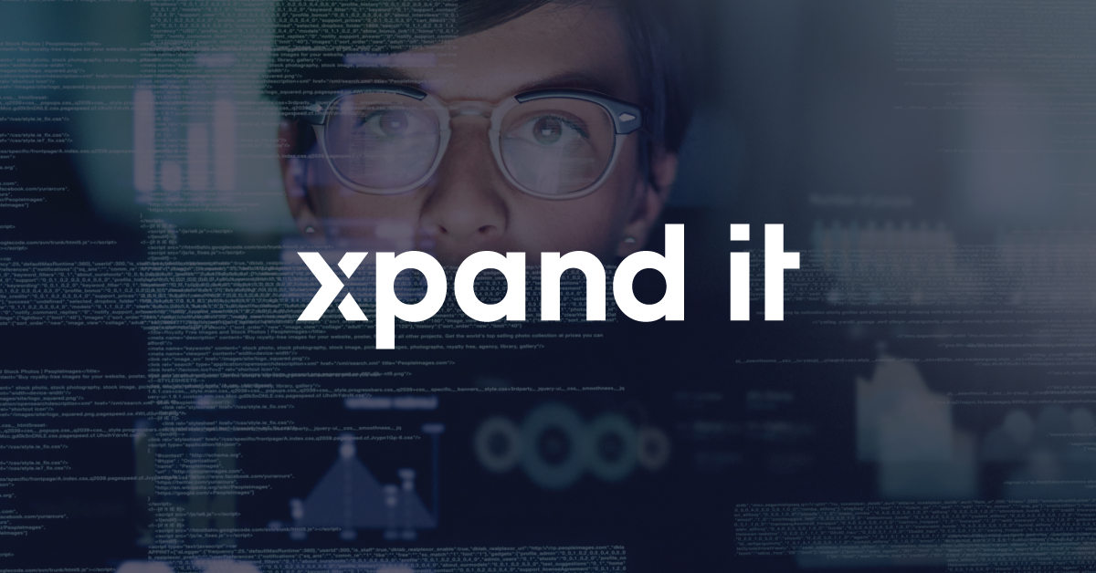 Profissional com óculos a analisar dados em um ecrã digital com gráficos e código, simbolizando análise de dados, inteligência artificial e tomada de decisão baseada em insights. Logótipo "Xpand IT" em destaque.