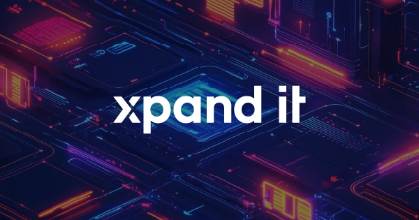 Imagem futurista de circuitos digitais em tons de azul e vermelho com o logótipo "Xpand IT" ao centro, simbolizando inovação tecnológica e soluções digitais avançadas.