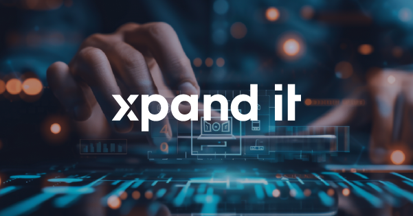 Mãos a interagir com um ecrã digital holográfico, com gráficos e ícones tecnológicos sobrepostos, simbolizando inovação e transformação digital, com o logótipo "Xpand IT" ao centro.