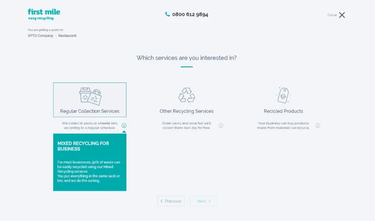 Ecrã de seleção de serviços do site da First Mile, com três opções: “Serviços de Recolha Regulares” (selecionado), “Outros Serviços de Reciclagem” e “Produtos Reciclados”. Inclui destaque informativo sobre reciclagem mista para empresas.