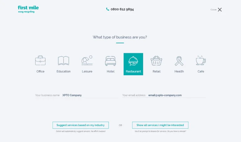 Ecrã da plataforma First Mile com a pergunta “Que tipo de negócio é o seu?”, apresentando ícones de vários setores: escritório, educação, lazer, hotelaria, restauração (selecionado), retalho, saúde e café. Na parte inferior, dois botões permitem sugerir serviços com base na indústria ou ver todos os serviços disponíveis.