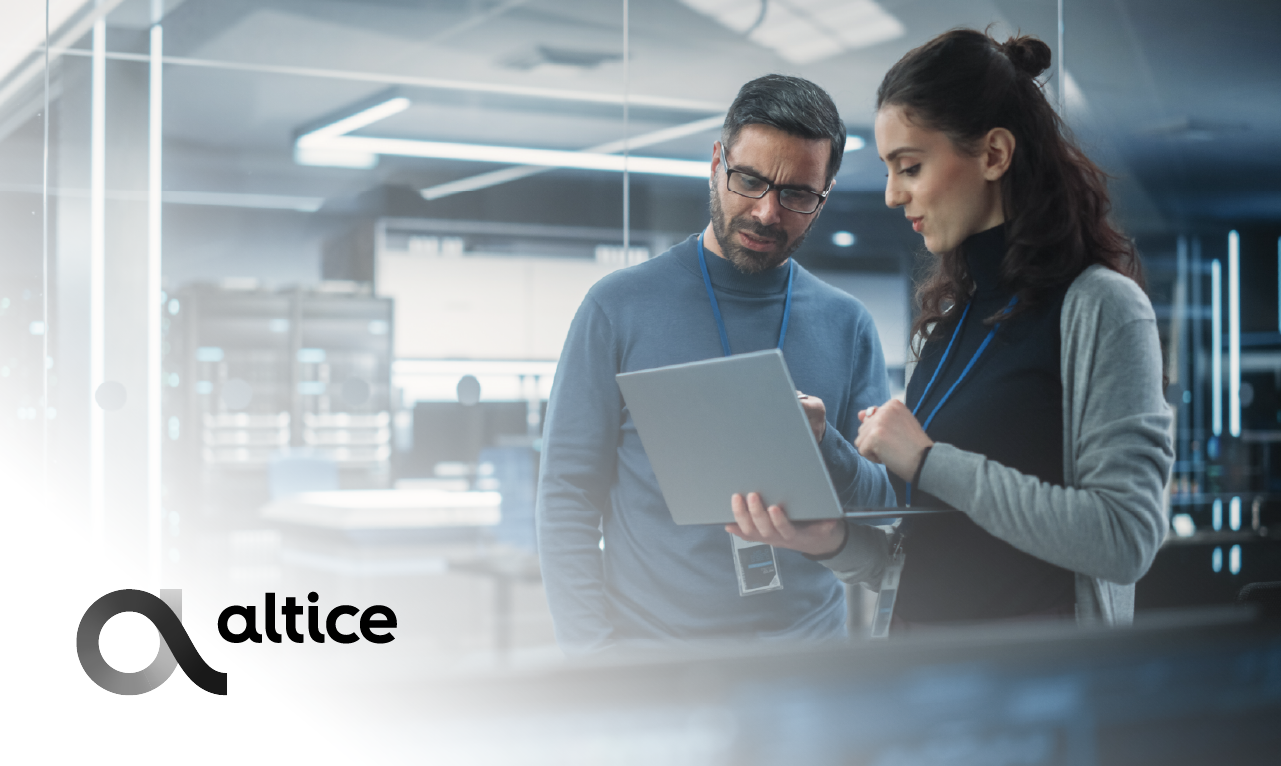Dois profissionais a colaborar num centro de dados, analisando informação num portátil. O ambiente tecnológico e o logótipo da Altice destacam a aposta em cibersegurança, inovação digital e soluções empresariais avançadas.