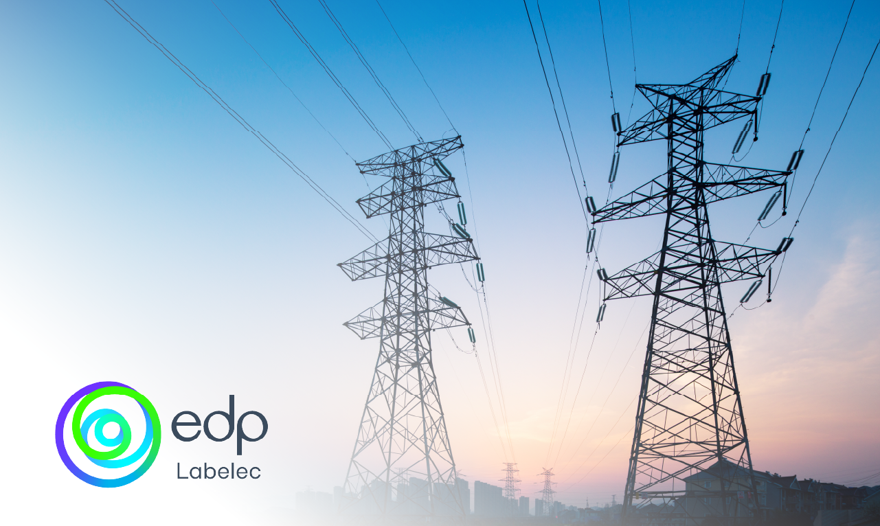 Torres de alta tensão ao entardecer, com o logótipo da EDP Labelec em destaque. A imagem transmite inovação, fiabilidade e modernização tecnológica na área da energia e redes elétricas.