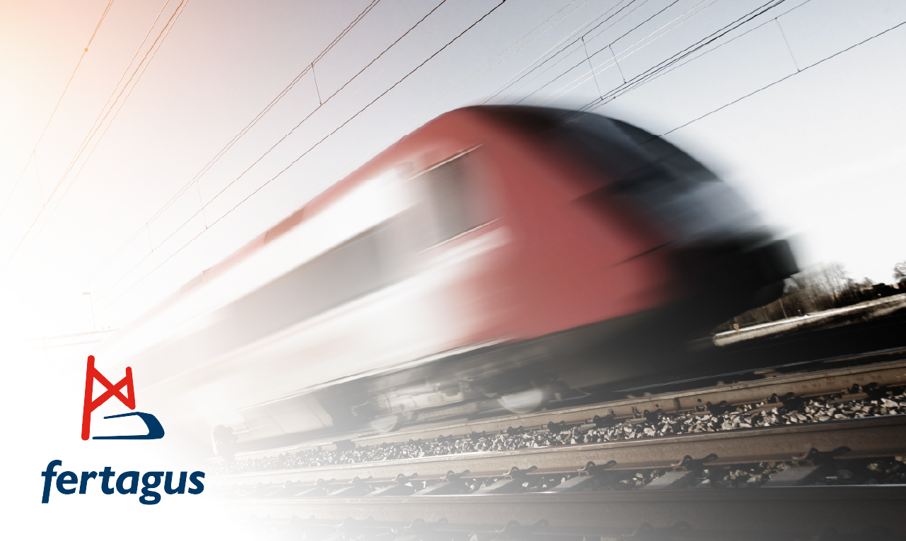 Comboio em alta velocidade numa linha férrea, com efeito de movimento e o logótipo da Fertagus visível. A imagem transmite inovação, mobilidade eficiente e modernização tecnológica no setor dos transportes.