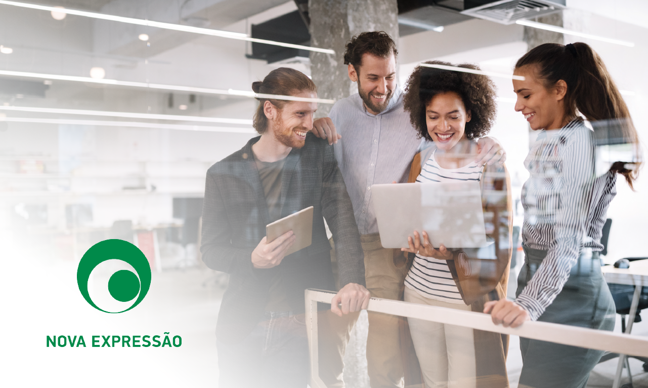 Quatro colegas de trabalho a sorrirem e a olhar para um portátil num ambiente de escritório moderno. Logótipo da Nova Expressão à esquerda.