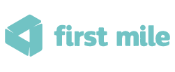 Logótipo da empresa First Mile, com tipografia minúscula em azul claro e ícone geométrico à esquerda que remete para um envelope ou seta em perspetiva.