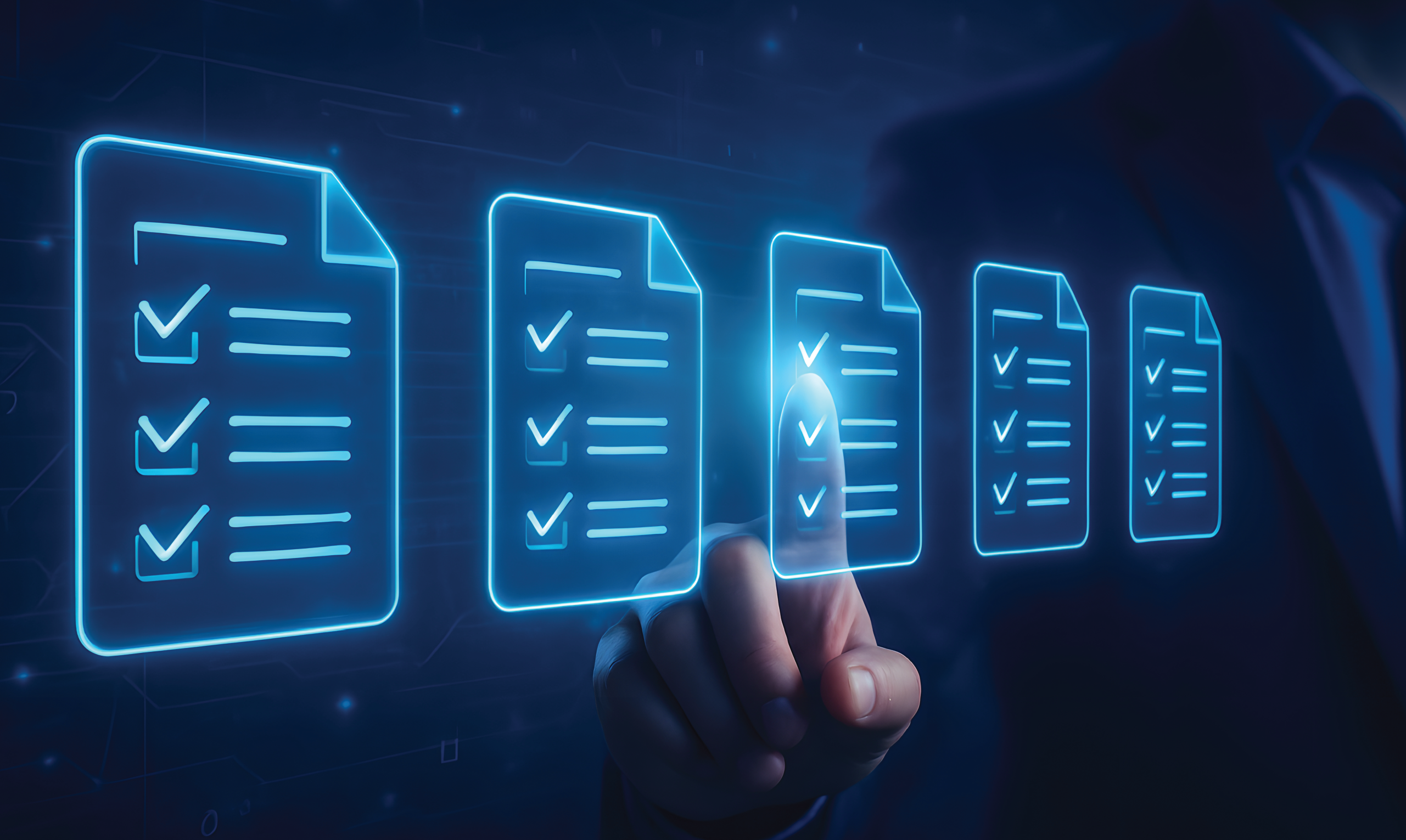 Dedo a interagir com ícones digitais de listas de verificação iluminadas a azul, alinhadas em sequência sobre um fundo escuro. A imagem transmite a ideia de automação, organização e gestão digital de tarefas ou processos.