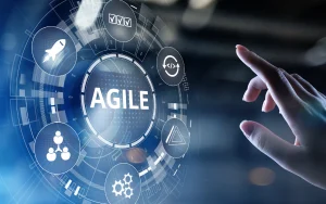 Interface digital com o termo “AGILE” no centro, rodeado por ícones tecnológicos que representam iteração, colaboração e inovação, simbolizando a aplicação de metodologias ágeis em processos de Quality Assurance.