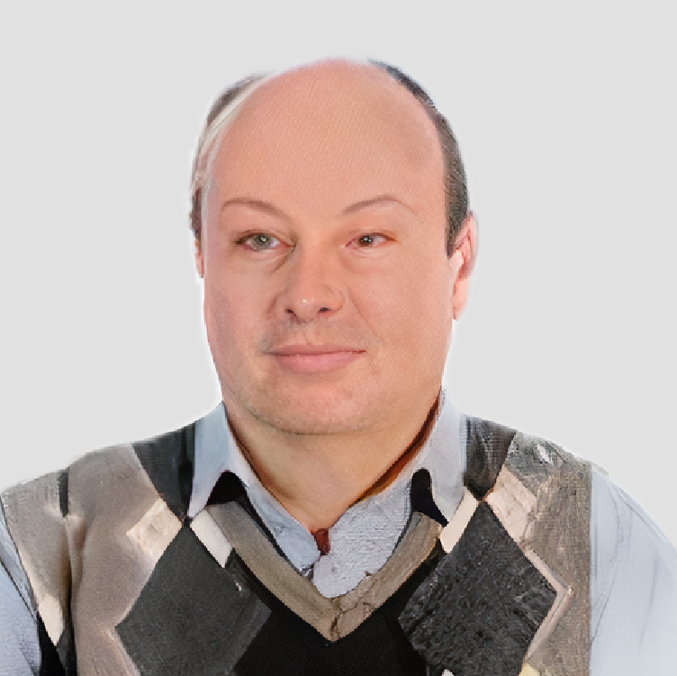 Homem de meia-idade com cabelo curto, vestido com camisa azul clara e colete com padrão geométrico.