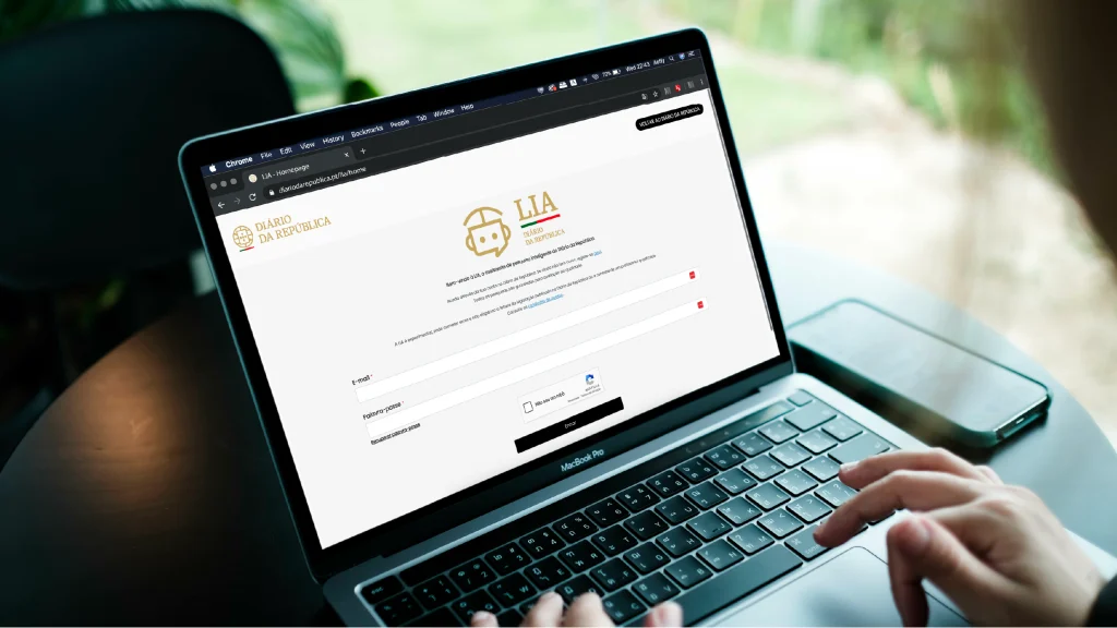 User on a laptop accessing LIA from Diário da República, an intelligent assistant for legal search and navigation.