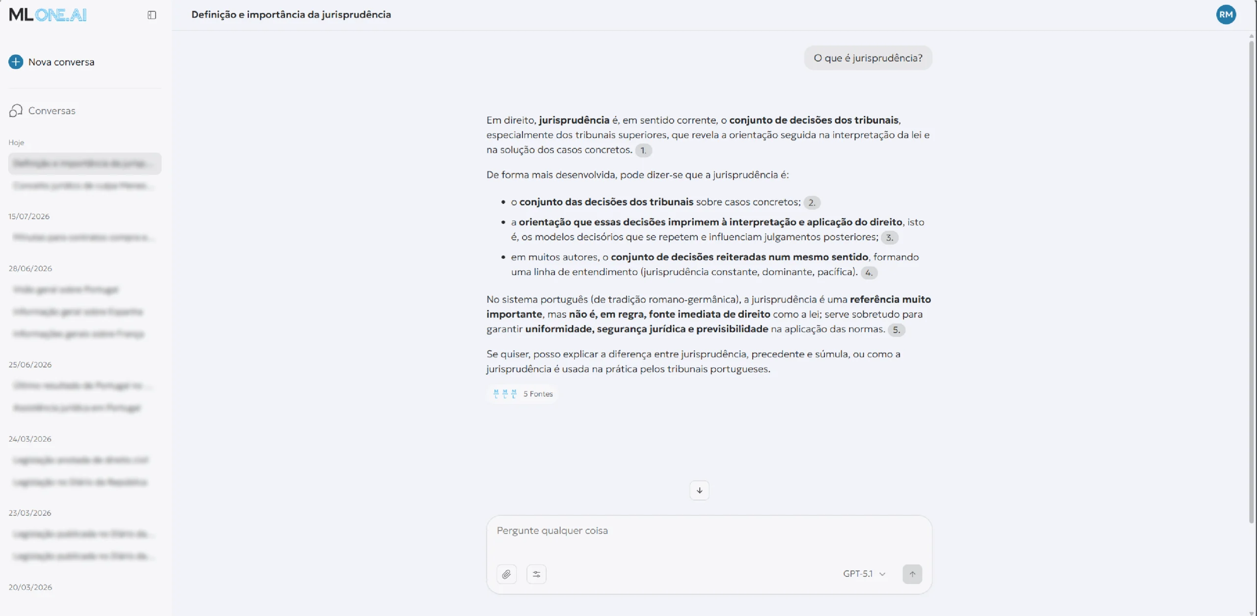 Interface do ML One AI a responder a uma questão sobre jurisprudência. A resposta apresenta uma definição estruturada, explicações detalhadas e referências às fontes utilizadas, evidenciando respostas fundamentadas com base na base de conhecimento jurídica.