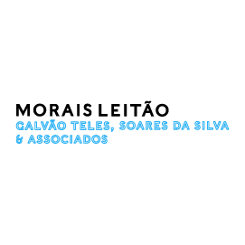 Logótipo da Morais Leitão, Galvão Teles, Soares da Silva & Associados, com o nome em preto e azul-claro sobre fundo branco.