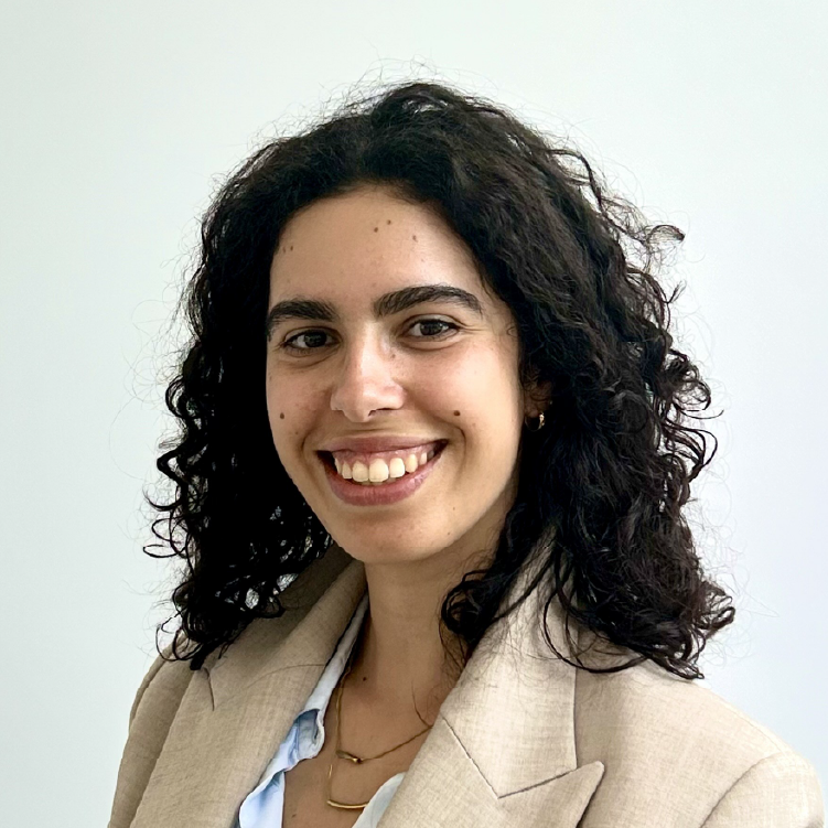 Retrato de Francisca Gomes, da Trivalor, a sorrir, com cabelo escuro encaracolado, blazer bege e camisa azul-clara, sobre fundo branco.