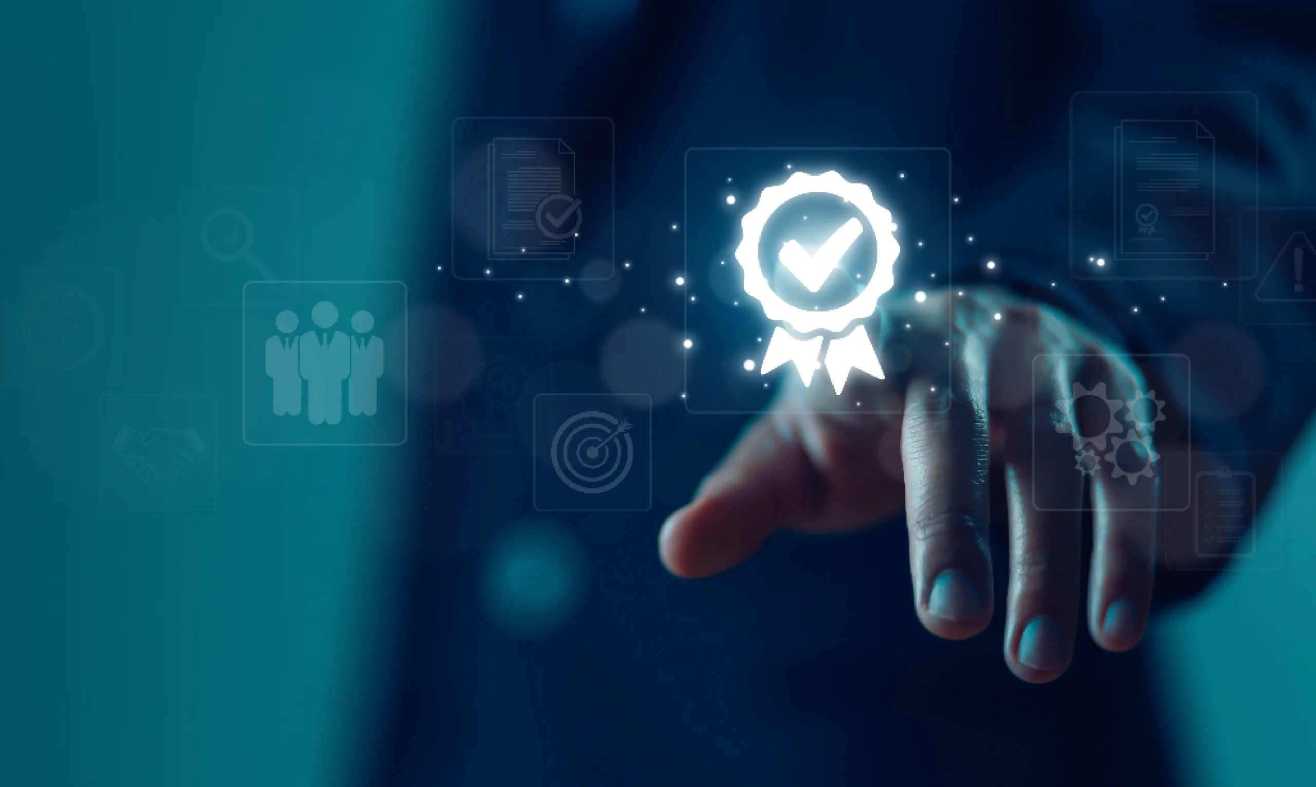Mão a interagir com uma interface digital, selecionando um símbolo de validação, rodeado por ícones de utilizadores, objetivos, processos e qualidade.